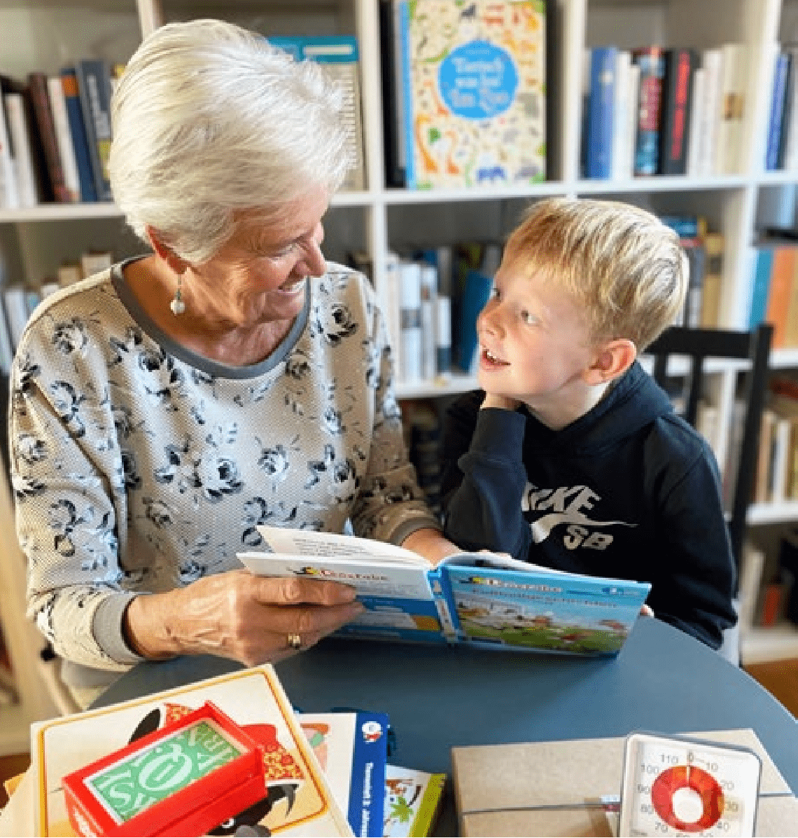 Lesementorin vom Verein Lüneburg liest mit einem Grundschulkind.