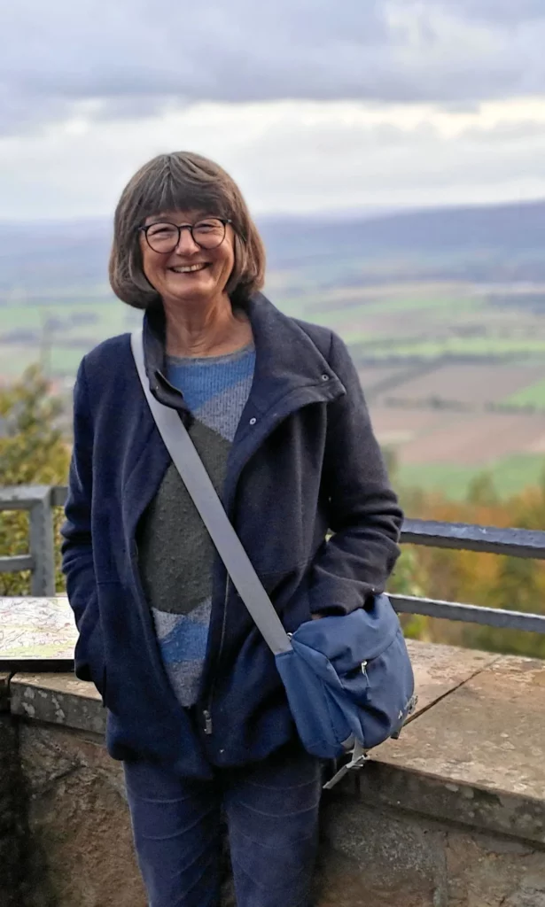 Die 74-jährige Tessa Higgins hat viel Freude an ihrem neuen Engagement als Leselernhelferin. Foto: privat